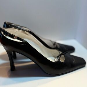 Great condition, beautiful shoe. Perfect for work, comfortable. 4 in heel